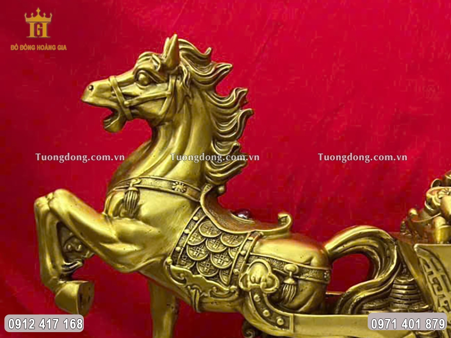 Tượng linh vật ngựa được chạm khắc oai phong với cơ bắp cuồn cuộn